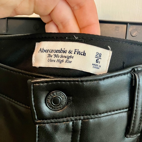 ABERCROMBIE & FITCH The 90s Straight Ultra High Rise Curve Love Faux Leather - Picture 4 of 6
